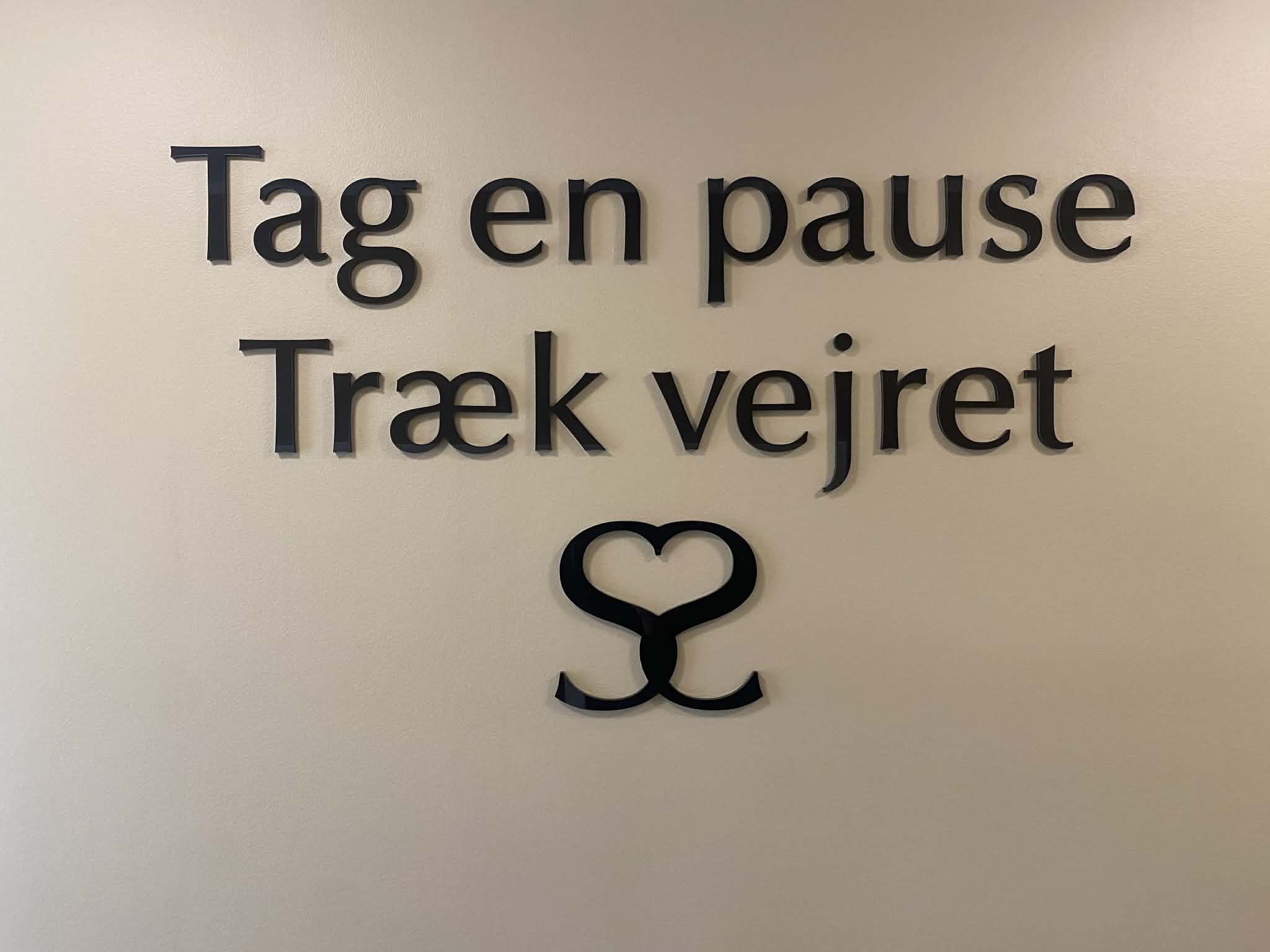 Indvendigt værksted  industriel printer til bilreklame